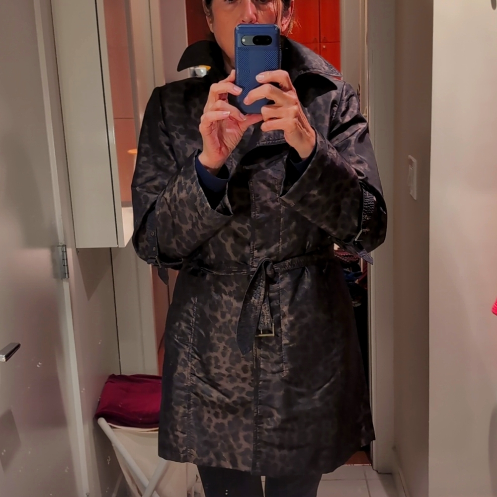 Trench coat in animal print.